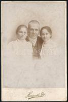 cca 1900 Apa kislányaival, keményhátú fotó Hamedli Gyula pécsi műterméből, 16,5×10,5 cm