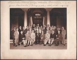 1926 Debrecen, népművelési titkárok országos értekezlete a M. Kir. Gazdasági Akadémián (Pallag), kartonra kasírozott fotó, a hátoldalon a képen szereplők aláírásaival (köztük Bocsánczy Lukács, vitéz Szathmáry Lajos, Tantó József, stb.), 16,5x22,5 cm, karton: 23,5x30 cm