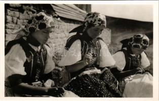Kalotaszeg, Tara Calatei; Kalotaszegi varró asszonyok / Transylvanian folklore, seamstresses