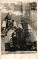 1942 Körösfő, Izvoru Crisului (Kalotaszeg, Tara Calatei); Pártás lányok, erdélyi folklór / Transylvanian folklore. photo (felületi sérülés / surface damage)