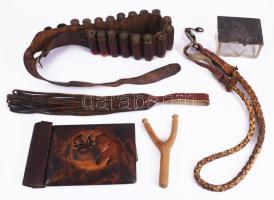 Vadász kellékek: töltényöv, vadász motívumos üveg és ón doboz (sérült), stb.