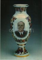Kádár János MSZMP első-, majd főtitkárának (1956-1988) portréja egy szovjet ajándék porcelánvázán. Magyar Nemzeti Múzeum. Fotó Dabasi András / Portrait of János Kádár, first (later general) secretary of the Hungarian Socialist Workers' Party (1956-1988) on a Soviet china vase gift. Hungarian National Museum (fl)