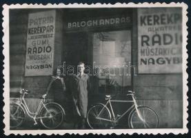 cca 1938 Bicikliüzlet bejárata, fotó, 6,5×8,5 cm