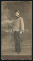 1912 Katonaportré, keményhátú fotó Muschalek brassói műterméből, kopásnyomokkal, 20,5×10,5 cm