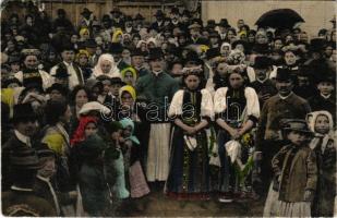 Bánffyhunyad, Huedin; Lakodalmas táncos nép a templom előtt / Transylvanian wedding folklore (szakadás / tear)