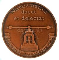 Bozó Gyula (1913-2004) / Szabó Géza (1939-) 1994. "25 éves a Magyar Éremgyűjtők Egyesülete 1969-1994 / Numismatica docet et delectat - Éremprés (Balancier) 1698" kétoldalas bronz emlékérem tokban (42,5mm) T:UNC Adamo BP42