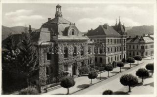 Besztercebánya Chamber of Commerce and Business with school photo