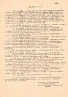 [Dokumentum, 1956.] A Műszaki Egyetem MEFESZ-szervezetének 14 pontja. Az 1956-os forradalom egyik alapító dokumentumának eredeti, sokszorosított, gépelt példánya. 6384-es számú határozat. Kelt: Budapest, 1956. október 22. Egyetlen lap, mérete: 295x208 mm. 54 gépelt sor. Az 1945-ben alakult diák érdekvédelmi szervezetet, a Magyar Egyetemi és Főiskolai Egyesületek Szövetségét a koalíciós idők végén ellehetetlenítették, működését kommunista felügyelet alá rendelték. A Rákosi-diktatúrában érdemi diák önkormányzatiság és érdekképviselet nem létezett, a diákságot a Dolgozó Ifjúság Szövetsége (DISZ) nevű szervezetbe tömörítették, melynek tevékenysége az állampárt hivatalos kommünikéinek ismertetésére korlátozódott. 1956 kora őszén, szeptember 16-án a Szegedi Egyetemen újjáalakult a MEFESZ, és négy nappal később elfogadta az egyetemi hallgatók programpontjait. A szegedi pontok Rákosiék felelősségre vonását, Nagy Imre kormányzati szerepét követelték; sajtószabadságot és szabad választásokat sürgettek. A szegedi kezdeményezés nyomán a következő napokban a budapesti, pécsi és debreceni egyetemek is megalakították MEFESZ-szervezeteiket. Dokumentumunk a Műszaki Egyetem MEFESZ-szervezetének követeléseit teszi közzé. A Műszaki Egyetem 14 pontja a szegedi programpontoknál jóval radikálisabb követeléseket fogalmaz meg: a szovjet csapatok teljes kivonását, Nagy Imre kormányfővé emelését, a koncepciós perek áldozatainak felmentését, a tervgazdálkodás rendszerének megszüntetését, a Sztálin-szobor eltávolítását, a nemzeti ünnepek helyreállítását, a Kossuth-címer bevezetését kívánják, többpártrendszert és szabad választásokat követelnek. A Műszaki Egyetem 14 pontos követeléslistájáról még aznap számos gépelt másolat készült. Példányunk ezek egyike, mégpedig az azonos tartalmú, de néhány fogalmazási pontatlansággal megszövegezett, korábbi, 6347-es számú határozat javított szövegű változata, mely apró, ám fontos adalékként 11. paragrafusában a szovjet mintájú egyenruha helyett a magyar hagyományoknak megfelelő katonai öltözéket is programpontjai közé veszi. E 14 pontos követelés támogatására másnap tüntetés indult, mely az 1956-os forradalom és szabadságharc kezdetét is jelentette. Példányunk bal oldalán apró szakadásnyom. Jó állapotú lap, halvány hajtásnyomokkal.