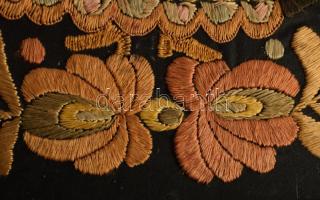 Régi fa képkeret, laza, benne hímzés, 53x46 cm