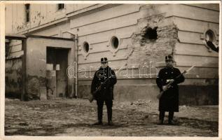 Munkács, Mukacheve, Mukacevo; Szovjet légitámadás utáni romok, katonák puskával. Arany és ezüst éremmel kitüntetve Foto Markovits / ruins after the Soviet air strike bombings, soldiers with rifles. photo