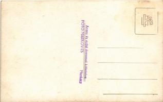 Munkács, Mukacheve, Mukacevo; Szovjet légitámadás utáni romok, katonák puskával. Arany és ezüst érem...