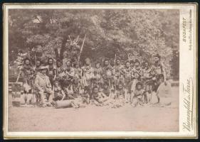 cca 1910 Feltételezhetően óceániai bennszülött törzs fotója, keményhátú fotó Bienenfeld és Társa budapesti műterméből, 10,5×16,5 cm