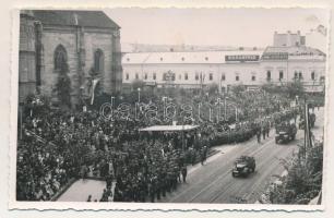 1940 Kolozsvár, Cluj; bevonulás, Braunfeld, Gilovics és Papszt üzlete "A kolozsvári ünneplés szeptember 15-én. A III. lgv. tüzérosztály gépágyús ütegének díszmenete" / entry of the Hungarian troops. photo