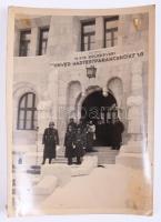 cca 1942 Kolozsvár, a M. Kir. Honvéd Hadtestparancsnokság épületét ábrázoló felvételek (külső homlok...