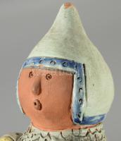 Hadusovszky Gizi: Hunyadi címeres katona. Részben mázas kerámia, jelzett, kis sérülésekkel, m: 31 cm