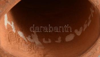 Hadusovszky Gizi: Hunyadi címeres katona. Részben mázas kerámia, jelzett, kis sérülésekkel, m: 31 cm