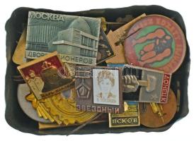 kb. 100db vegyes, magyar és külföldi jelvényből álló tétel fém dobozban T:vegyes, közte sérült darabok is