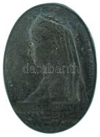 1917. "Egyes Honvéd - Zászlónkhoz törhetetlenül hűen felséges anyjához hervadhatlan kegyelettel" ovális alakú hadifém sapkajelvény. Szign.: Berán Lajos (1882-1943) (34,5x47,5mm) T:XF,VF pótolt tűvel