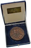 1992. "Kemény Ferenc díj" öntött bronz érdemérem eredeti tokban, a tokban névre szólóan gravírozott lemezplakettel (~96mm) T:XF