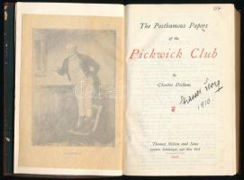 Charles Dickens: The Posthumous Paper of the Pickwick Club. London-Edinburgh-New York, 1906, Thomas Nelson and Sons. Angol nyelven. Kiadói aranyozott egészbőr-kötés, sérült gerinccel, a gerincnél javított hátsó borítóval, kopott borítóval, hiányzó ex libris-szel.