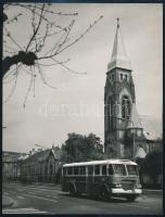 cca 1970 Pécs, Ikarus busz a Belvárosi Református templom előtt, hátoldalon feliratozott fotó, 24×18 cm