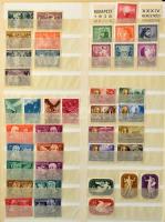 Magyar és külföldi átnézetlen hagyatéki anyag 2 db berakóban és 1 db Turul világalbumban, zacskókban...