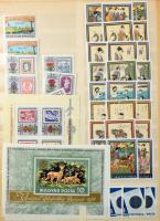 Magyar és külföldi átnézetlen hagyatéki anyag 2 db berakóban és 1 db Turul világalbumban, zacskókban...