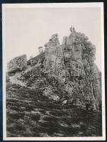 1931 Sziklamászók a solymári falnál, fotó hátoldalon felirattal, szép állapotban, 11,5×8,5 cm
