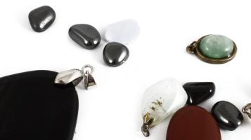 Klf achátok, közte nagyobb méretű