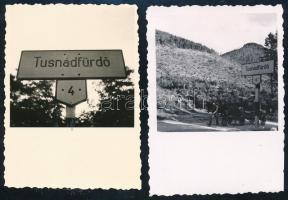1940 Tusnádfürdő, Erdély, helységnévtábla a 4-es út mentén, 2 db fotó, 8,5×6 cm