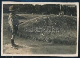 1933 Kiscserkész a cserkészdombbal, fotó, hátoldalon ragasztásnyommal, 5,5×8 cm