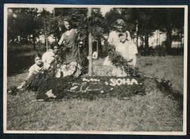 cca 1940 Nagyváradi (Erdély) "Nem, nem, soha" irredenta emlékhely leányiskolásokkal, fotó, hátoldalon feliratozva, 6×8 cm