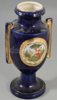 Cseh alt wien kétfüles váza, historizáló jelenettel, gyári mázhibával, kopással, m: 25,5 cm