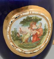 Cseh alt wien kétfüles váza, historizáló jelenettel, gyári mázhibával, kopással, m: 25,5 cm