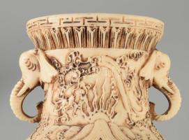 Gazdagon díszített japán váza. Műgyanta, m: 28 cm