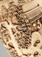 Gazdagon díszített japán váza. Műgyanta, m: 28 cm