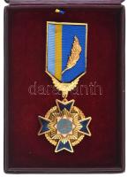 Ukrajna 2003. "Nemzetközi Együttműködés a Bűnüldözési Tevékenységek Terén" az Ukrán Belügyminisztérium műgyantás, aranyozott fém kitüntetése eredeti tokban, adományozói okirattal T:UNC Ukraine 2003. "International Cooperation in the Field of Law Enforcement Activities" resined gilded metal medal of the Ministry of Internal Affairs of Ukraine in original case, with donor certificate C:UNC