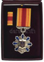 Ukrajna 2002. "Ukrajna Belügyi Hatóságainak Nyújtott Segítségért" az Ukrán Belügyminisztérium műgyantás, hátoldalán sorszámozott fém kitüntetése eredeti tokban, adományozói okirattal T:UNC Ukraine 2002. "For Assistance to the Internal Affairs Authorities of Ukraine" resined metal medal of the Ukrainian Ministry of Internal Affairs, numbered on the back, in original case, with donor certificate C:UNC