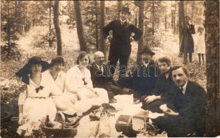 1923 Marosvásárhely, Targu Mures; kiránduló társaság piknikezés közben, hátoldalt a résztvevők nevével / group of tourists having a picnic. photo