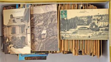 Kb. 600 db RÉGI és MODERN francia város képeslap dobozban: Lourdes-i vallásos lapok / Cca. 600 pre-1945 and modern French postcards in a box: Lourdes Catholic postcards