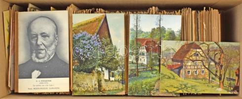 Kb. 1100 db RÉGI motívum és művészlap dobozban / Cca. 1100 pre-1945 motive and art postcards in a box