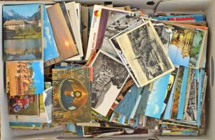 Kb. 2000 db MODERN vegyes képeslap dobozban / Cca. 2000 modern postcards in a box