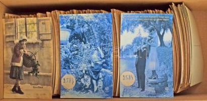 Kb. 700 RÉGI romantikus zsáner fotós képeslap dobozban / Cca. 700 pre-1945 romantic motive photo postcards in a box