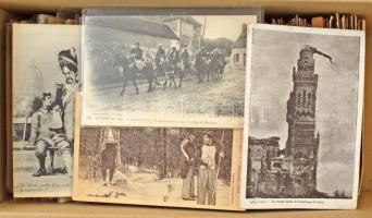 Kb. 700 RÉGI főleg első világháborús katonai motívum képeslap dobozban / Cca. 700 pre-1945 mainly WWI military postcards in a box