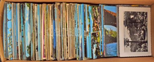 MERANO, DÉL-TIROL - Kb. 500 db MODERN város képeslap dobozban / MERAN, SÜDTIROL - Cca. 500 modern town postcards in a box