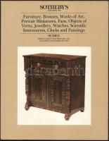Sotheby's Furniture, Bronzes, Works of Art, Portrait Miniatures, Fans, Objects of Vertu, Jewellery, Watches, Scientific Instruments, Clock and Paintings. Aukciós katalógus. London - Billingshurst, 1986, Sotheby's, 184 p. Angol nyelven. Gazdag képanyaggal illusztrált. Kiadói papírkötés, az utolsó lapon tollas bejegyzésekkel.