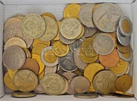 Vegyes külföldi érmetétel kizárólag emlékpénzekkel, mintegy ~1kg súlyban T:vegyes Mixed foreign coin lot with only commemorative coins (~1kg) C:mixed