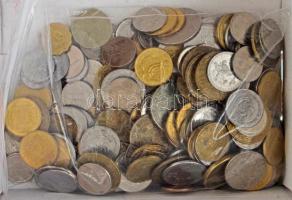 Vegyes külföldi fémpénz tétel ~1kg-os súlyban, csak Európán, USA-n és Kanadán kívüli érmékkel T:vegyes Mixed foreign coin lot (~1kg), without European, USA and Canadian coins C:mixed