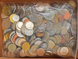 Vegyes külföldi fémpénz tétel ~2kg-os súlyban, szinte kizárólag verdefényes érmékkel T:UNC,AU (főleg) Mixed foreign coin lot (~2kg), almost only with mint-quality coins C:UNC,AU (mostly)