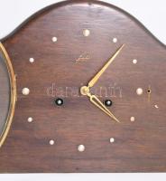 Junghans kandallóóra. Kis sérüléssel, kulccsal, működik, számlapüveg tartója laza, 50x22 cm